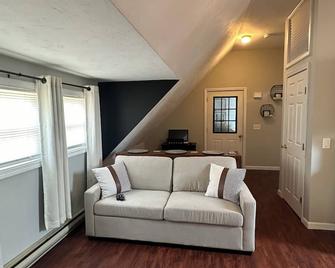 Cozy & Modern Suite - Bridgewater - Living room
