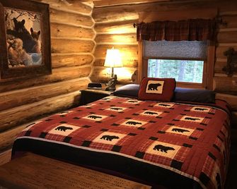 Log cabin on 19 mile Long Lake, large screen porch + dock, 1 acre mature pines - Stone Lake - Bedroom