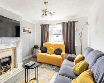 3 Bed House - Sleeps 5 - Parking - Garden - Wifi - Blackburn - Wohnzimmer