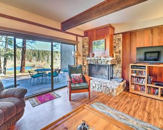 Quiet Home w/ Graeagle Meadows Golf Course View! - Graeagle - Living room