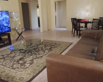 Charming 3-bedroom townhome with WiFi and AC in lovely Kanifing - Kanifing - Sufragerie