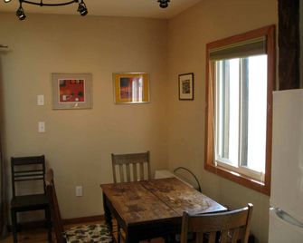 Romantic Mountain Cabin with Stunning Views in Ulster County, New York - Shandaken - Dining room