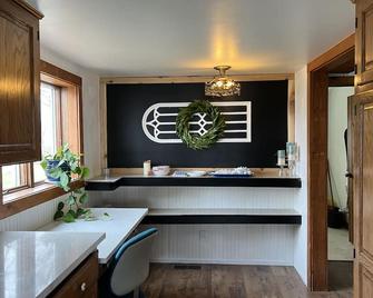 Relaxing vacation home by the river! Sleeps 10. 10% discount! - East Peoria - Front desk