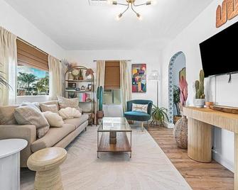 Tank Pool, Putting Green & 1 Mile To The Beach! - Lantana - Living room
