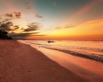 Palu Golden Hotel - Palu - Beach