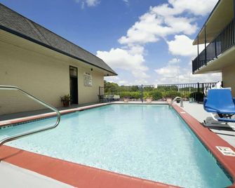 OYO Hotel Jennings Near Crowley, LA I-10 - Jennings - Pool