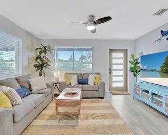 Eagle's Way Floridian Living Heated Pool, Sunroom - Lake Park - Living room
