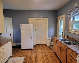 Point Central! - Bright, Simple Downtown Apartment - Stevens Point - Kitchen