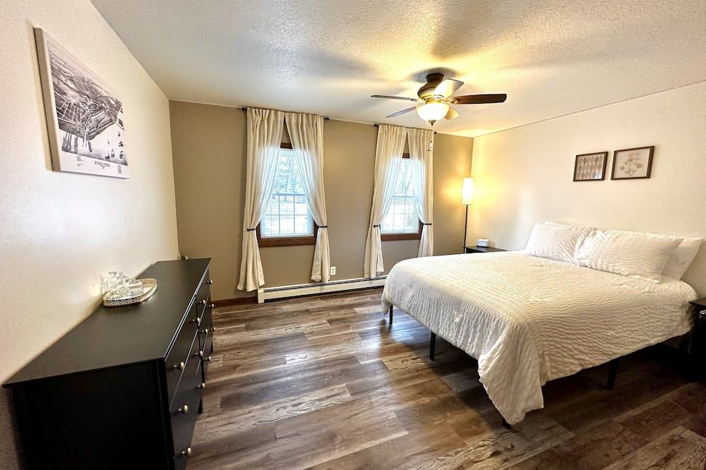 Quaint & Historic Downtown Oscoda Home - Oscoda - Bedroom