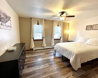 Quaint & Historic Downtown Oscoda Home - Oscoda - Schlafzimmer