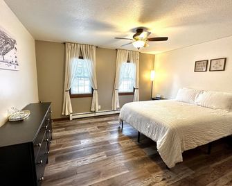 Quaint & Historic Downtown Oscoda Home - Oscoda - Bedroom