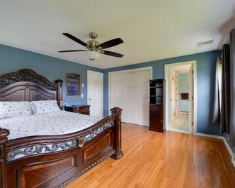 Spacious Oxford Home w/ Pool - 4 Mi to Lake! - Oxford - Bedroom