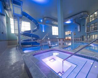Holiday Inn Express & Suites North East (Erie I-90 Exit 41) By IHG - North East - Pool