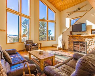 Gorgeous Mountain Cabin on 35 acres! Hot-tub & Spectacular views of Pikes Peak! - Divide - Sala de estar