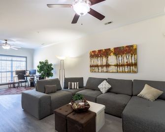 Cozy 1lvl 2br Townhome Near Hsv Airport. - Madison - Wohnzimmer