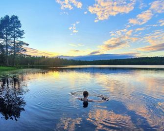 Isokenkäisten Klubi - Wilderness Lodge - Kiviperä