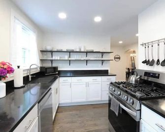 Galena House—Gorgeous 6 BR, 10 min to Three Oaks! - LaPorte - Kitchen