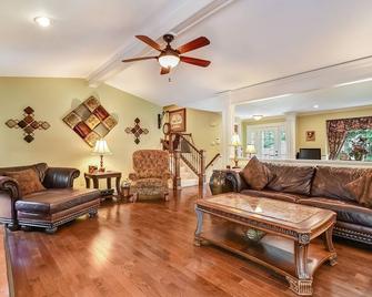 Spacious and Comfortable Home in Saint Peters - St. Peters - Living room
