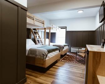 The Flying Steamshovel Inn - Room 3 - Rossland - Bedroom