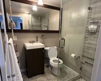 Gorgeous private studio close to EWR, NYC & Kean U - Linden - Bathroom