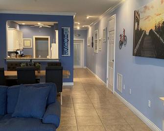 Anna Maria Beach Condo 1/1 - Bradenton Beach - Living room