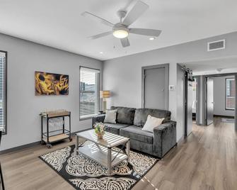 New Orleans Bywater Apartments at 4200 St Claude Avenue - Nouvelle-Orléans - Salon