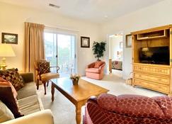 Lakefront Condo w Huge Waterfront Pool Hot Tub - North Myrtle Beach - Living room