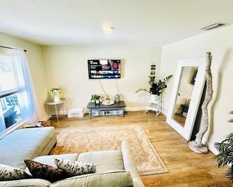 A nice place to stay - Lehigh Acres - Living room