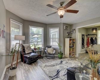 Charm Near Omaha Downtown: 4-Bed, 2-Bath Gem - Omaha - Salon