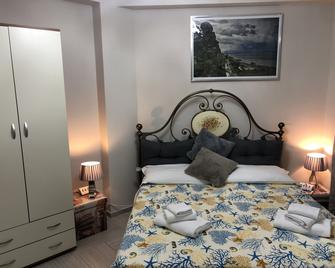Il Giardino Di Adriana - Terracina - Camera da letto