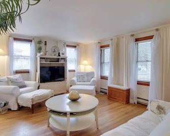 Chincoteague Charm Escape W/ Bikes & Yard Games - Chincoteague - Living room
