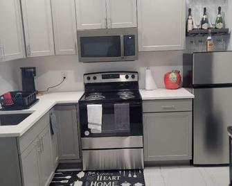 Cozy and inviting Studio with Private entrance in charming Pembroke Pines - Pembroke Pines - Kitchen