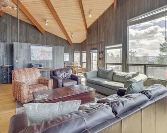 Panoramic Mountain-View Retreat with Hot Tub and Deck! - Tabernash - Sala de estar