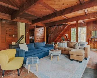 Acute Lodge: Boho, Romantic Getaway in Nelson Co. - Lovingston - Wohnzimmer