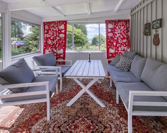 3 Bedroom Cozy Home In Jönköping - Jönköping - Living room