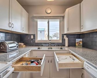 Ski, Hike and Unwind Cozy Carson City Duplex! - Carson City - Kitchen