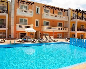 Porto Kalamaki Hotel - Galatás - Piscina