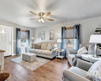 House of Charm! Bike Trails & New Walmart HQ - Bentonville - Sala de estar