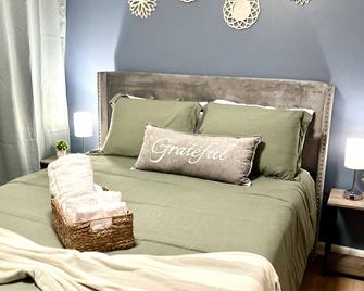 Cozy and quiet family place, pet friendly! - Pikesville - Bedroom
