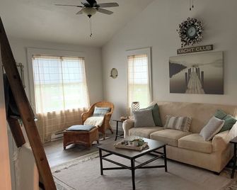 Beauty by the Bay Charming 2-bedroom house in superb Oregon Ohio with WiFi - Oregon - Obývací pokoj