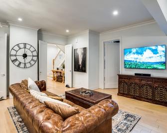 Luxe Thomas Mansion | hot tub, pool, fire pit! - 達拉斯 - 客廳