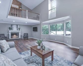 Large Hillside Retreat with Pool and Hot Tub! - Ringgold - Living room