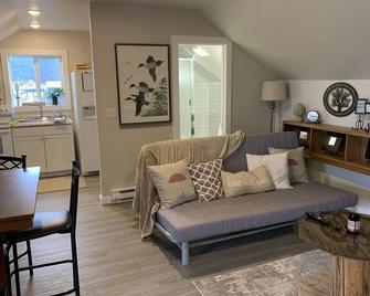 Somers/Kalispell one Bedroom Loft Nest Cabin for Long Term monthly Rental - Somers - Sala de estar