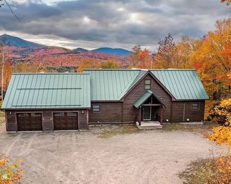 Mountain Haven: A cozy 5-bedroom chalet only 6 miles from Sugarloaf access road! - Carrabassett Valley - Building