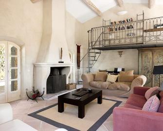 Luxurious restored farmhouse with olive grove, swimming pool, and superb views - Claviers - Sala de estar