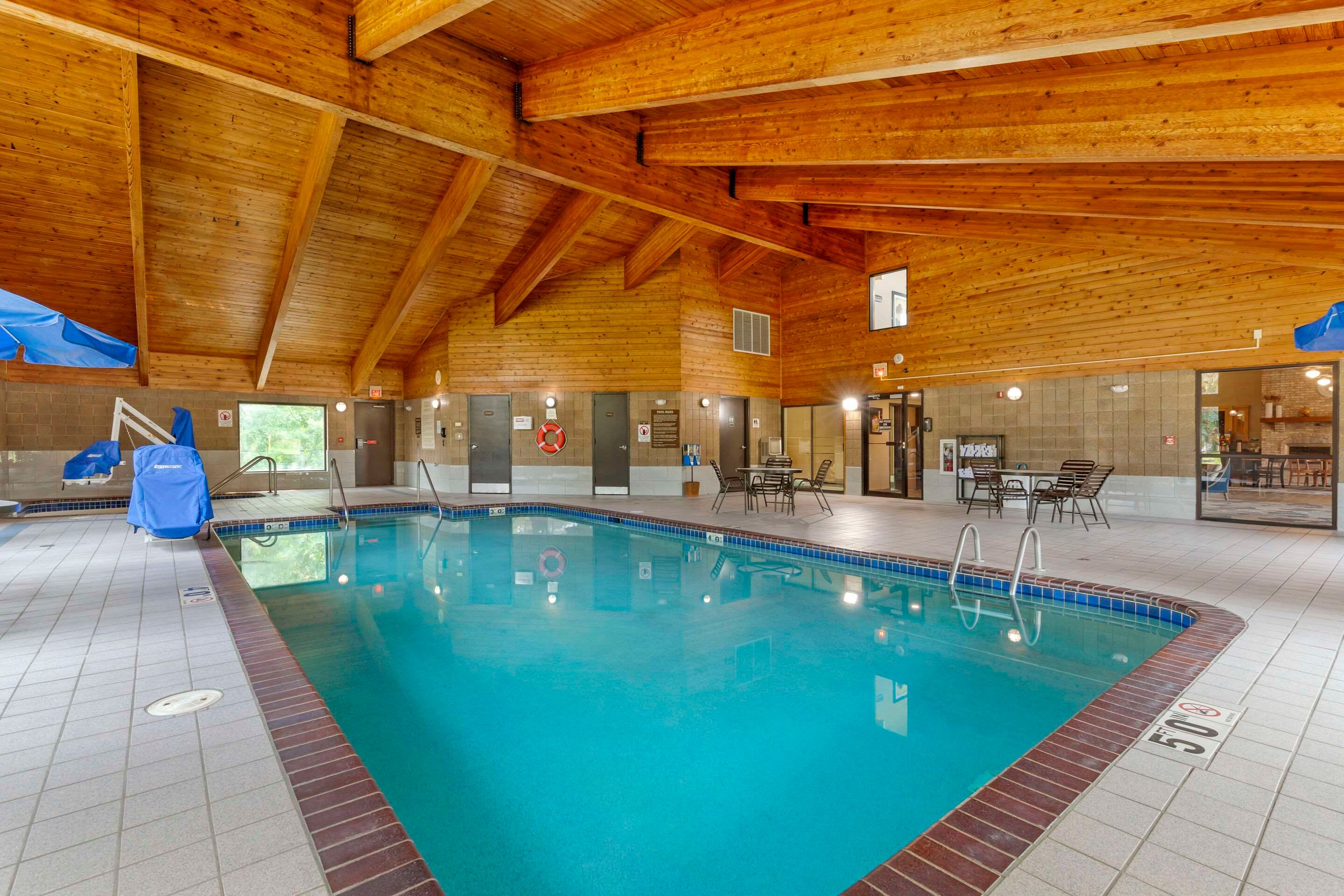 Quality Inn Oshkosh Aviation Park - אושקוש - בריכה