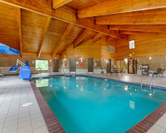 Quality Inn Oshkosh Aviation Park - Oshkosh - Piscine