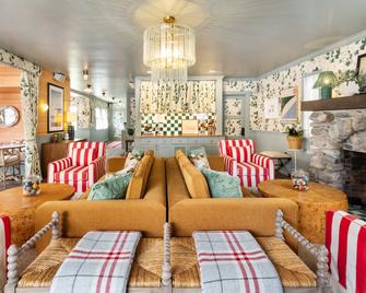 Le Petit Pali at 8th Ave - כרמל ביי דה סי - טרקלין