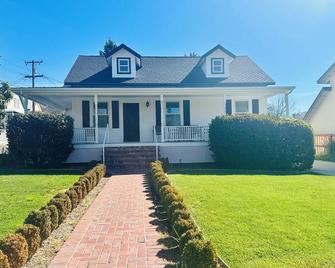 Newley remodeled house one block from Central Main Street - Sutter Creek - Building