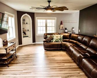 Unique Stay, Hot Tub, Movie Theater, Bar, Gym - Stroudsburg - Living room